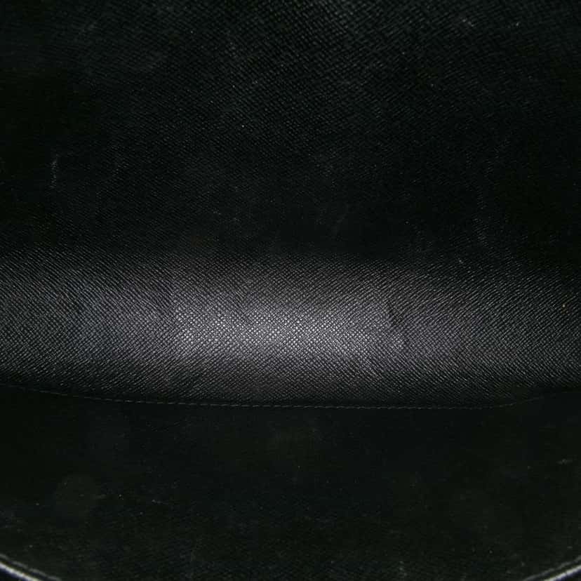 Louis Vuitton Taiga Pochette Baikal Black Leather Fair condition - Model View
