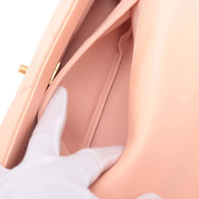 Chanel Medium Lambskin 19 Flap Pink Leather Good condition - Model View