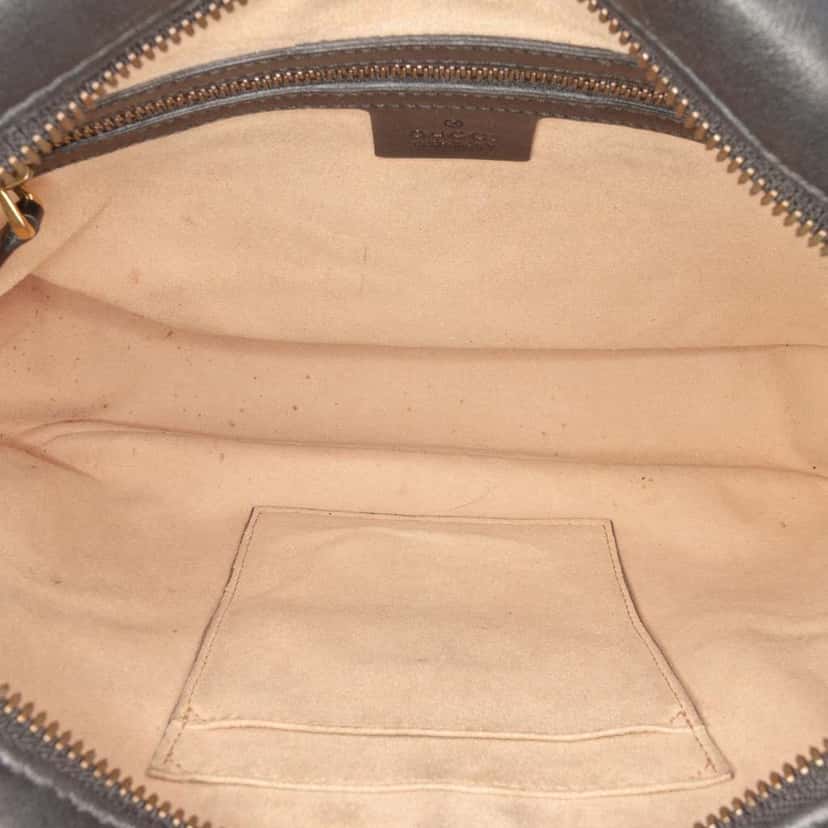 Gucci GG Marmont Matelasse Leather Crossbody Black Leather Good condition - Model View