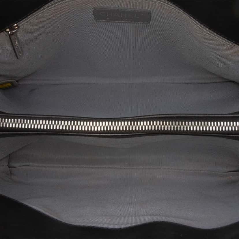 Chanel Small Patent Lipstick Tote Black Leather Good condition - Model View