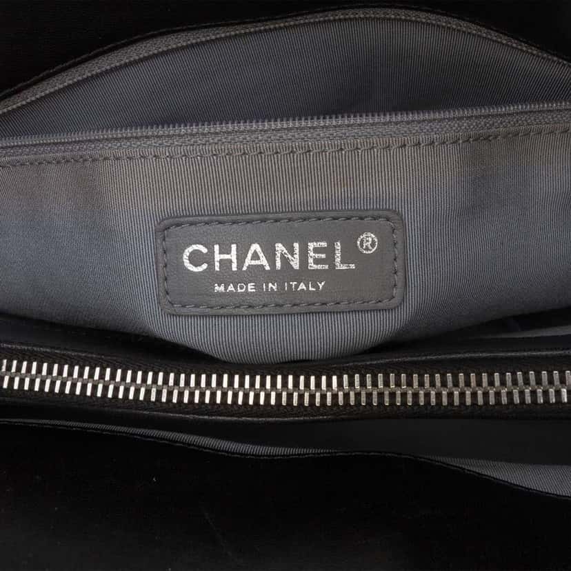 Chanel Small Patent Lipstick Tote Black Leather Good condition - Box View