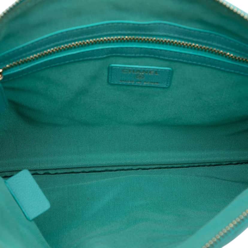 Chanel Medium CC Chevron Caviar O Case Clutch Blue Leather Good condition - Model View