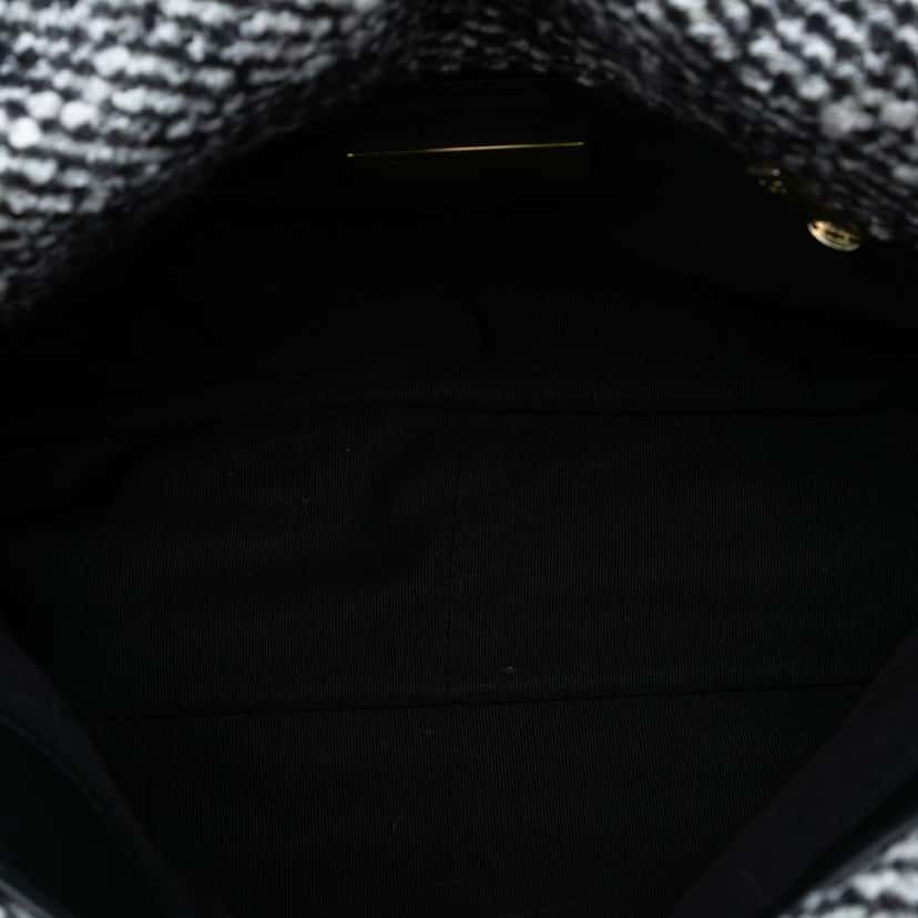 Chanel Large Tweed 19 Flap Grey Tweed Good condition - Model View