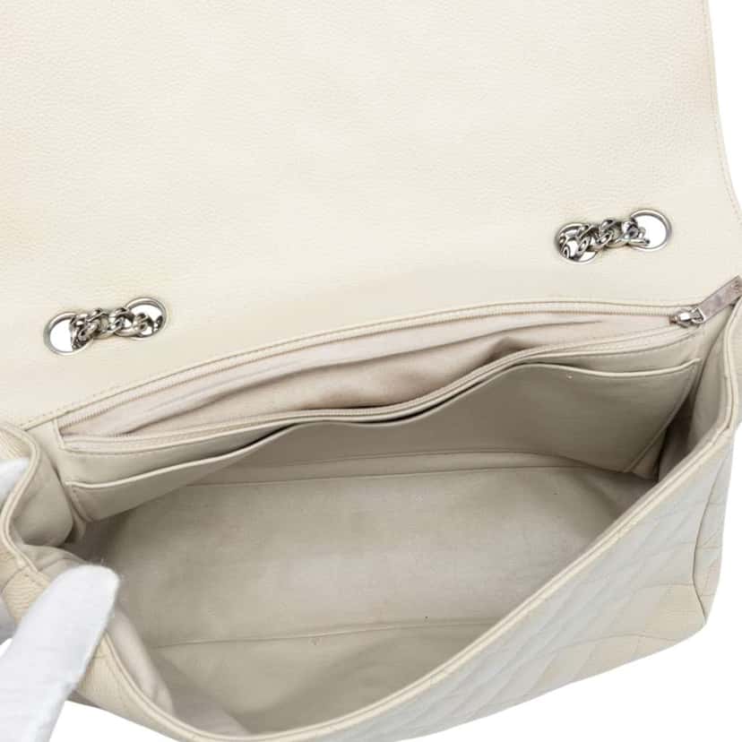 Chanel Jumbo Classic Caviar Bijoux Chain Single Flap White Leather Good condition - Model View