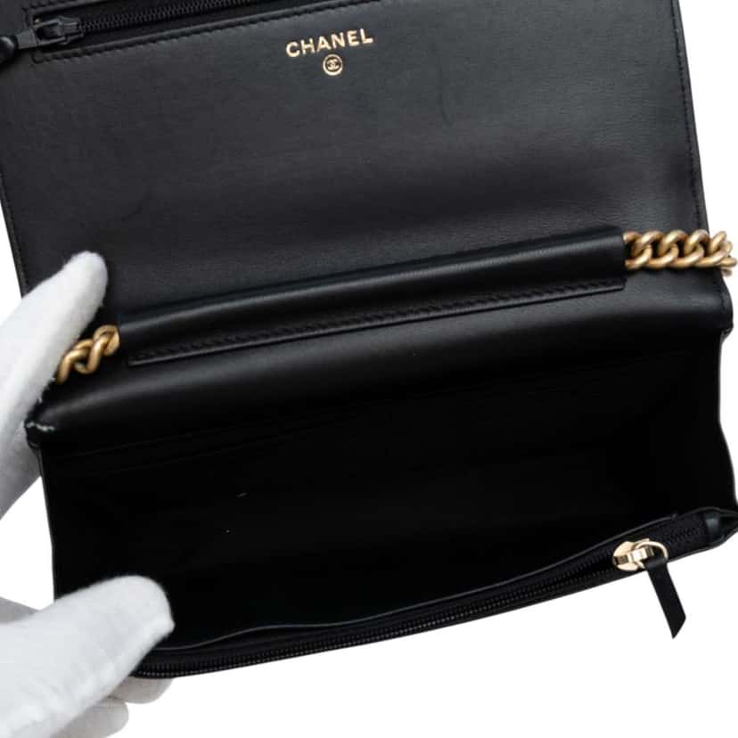 Chanel Chevron Quilted Calfskin Boy Wallet On Chain Black Leather Good condition - Model View