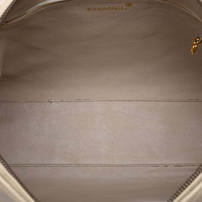 Chanel CC Quilted Caviar Crossbody White Leather Good condition - Model View