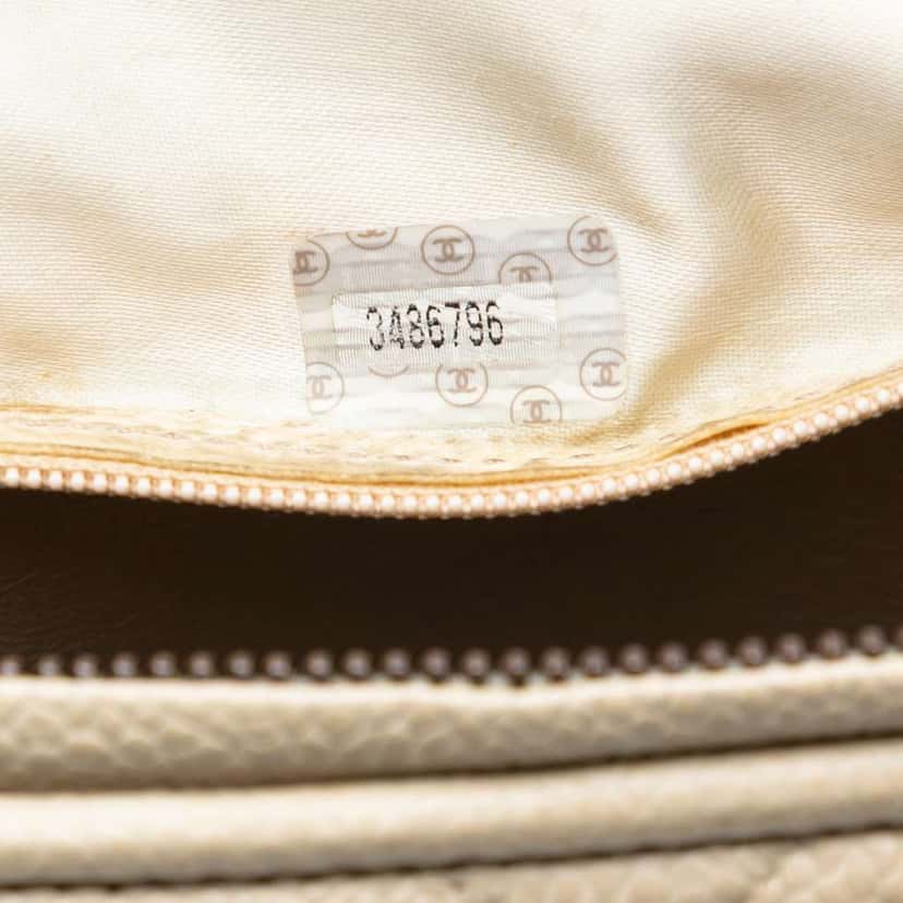 Chanel CC Quilted Caviar Crossbody White Leather Good condition - Box View