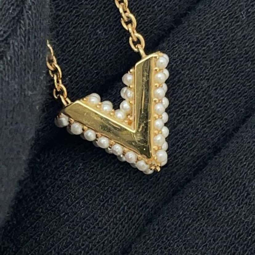 Louis Vuitton Gold Plated Essential V Pearl Necklace Gold Metal Good condition - Model View
