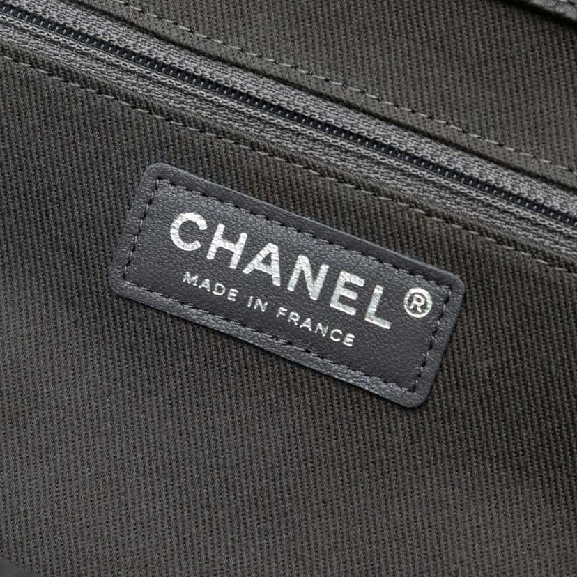 Chanel Large CC Quilted Caviar CC Clutch Black Leather Good condition - Model View