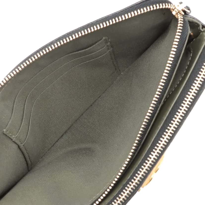 Chanel Small Quilted Caviar Boy Clutch With Chain Black Leather Good condition - Model View