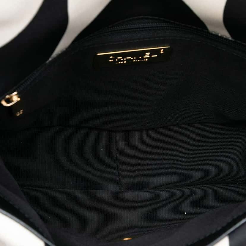 Chanel Medium Printed Silk 19 Flap White Silk Good condition - Model View