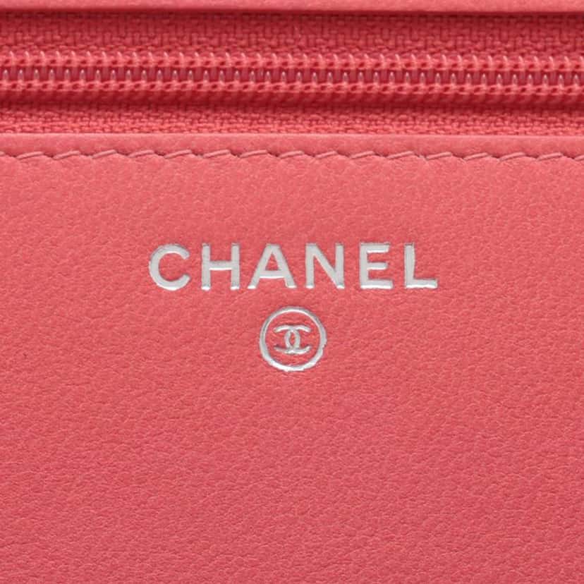 Chanel Quilted Lambskin Color Pop Wallet on Chain Blue Leather Good condition - Model View