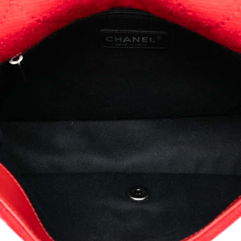 Chanel Paris-Salzburg Medium Quilted Wool Edelweiss Flap Red Wool Good condition - Model View