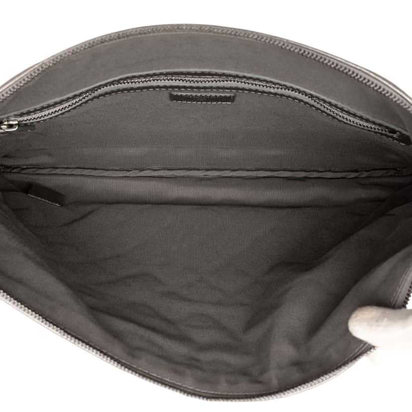 Chanel Large Quilted Metallic Lambskin O Case Clutch Silver Leather Good condition - Model View