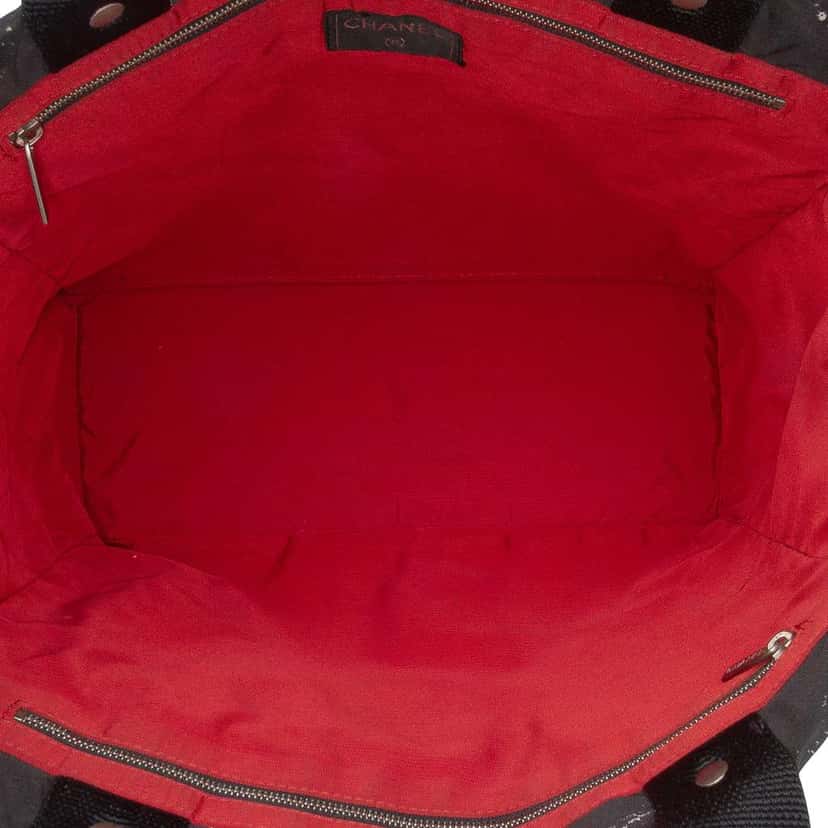 Chanel Old Travel Line Nylon Tote Black Good condition - Model View