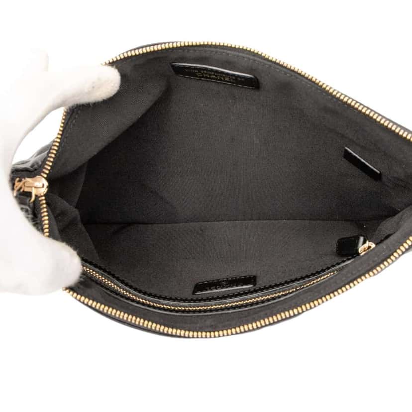 Chanel CC Quilted Satin Chain Around Clutch Black Satin Good condition - Model View