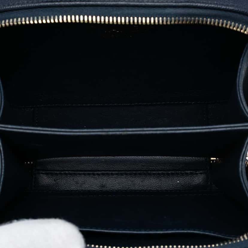 Chanel Small Caviar CC Filigree Vanity Case Blue Leather Good condition - Model View