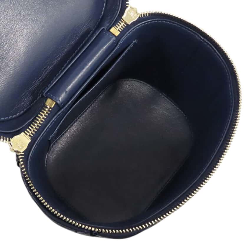 Chanel Quilted Lambskin Trendy CC Vanity Case Blue Leather Good condition - Model View