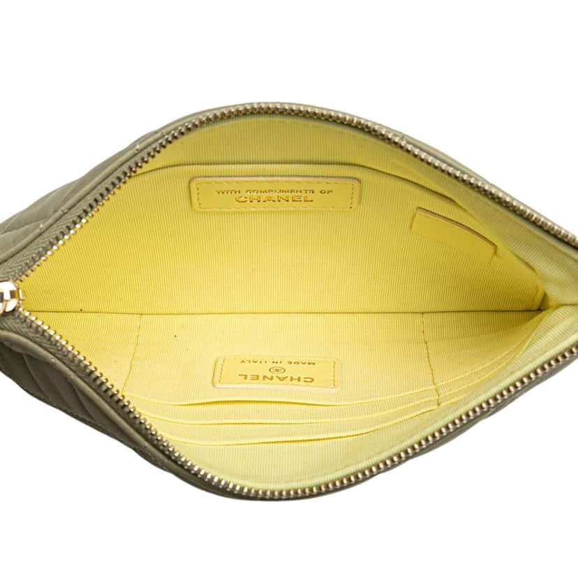 Chanel Small Quilted Lambskin O Case Zip Pouch Green Leather Good condition - Model View