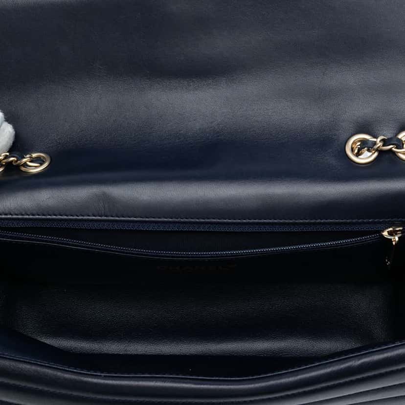 Chanel CC Horizontal Quilted Lambskin Double Flap Blue Leather Good condition - Model View