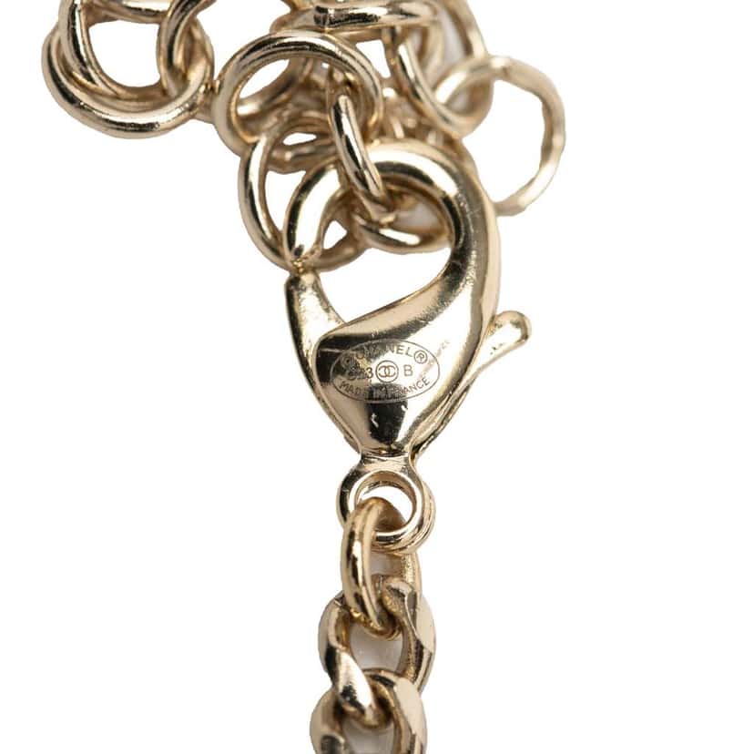 Chanel Gold Plated Rhinestones Heart Logo Choker Necklace Gold Metal Good condition - Model View