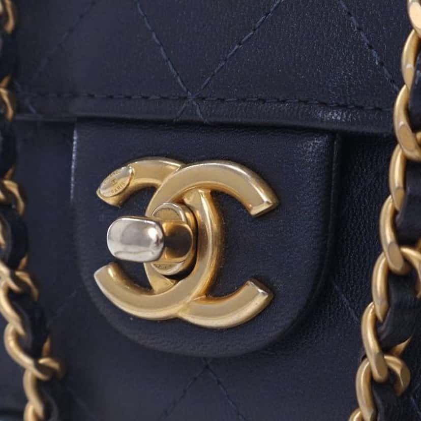 Chanel Mini Goatskin Chic Pearls Clutch On Chain Blue Leather Good condition - Box View