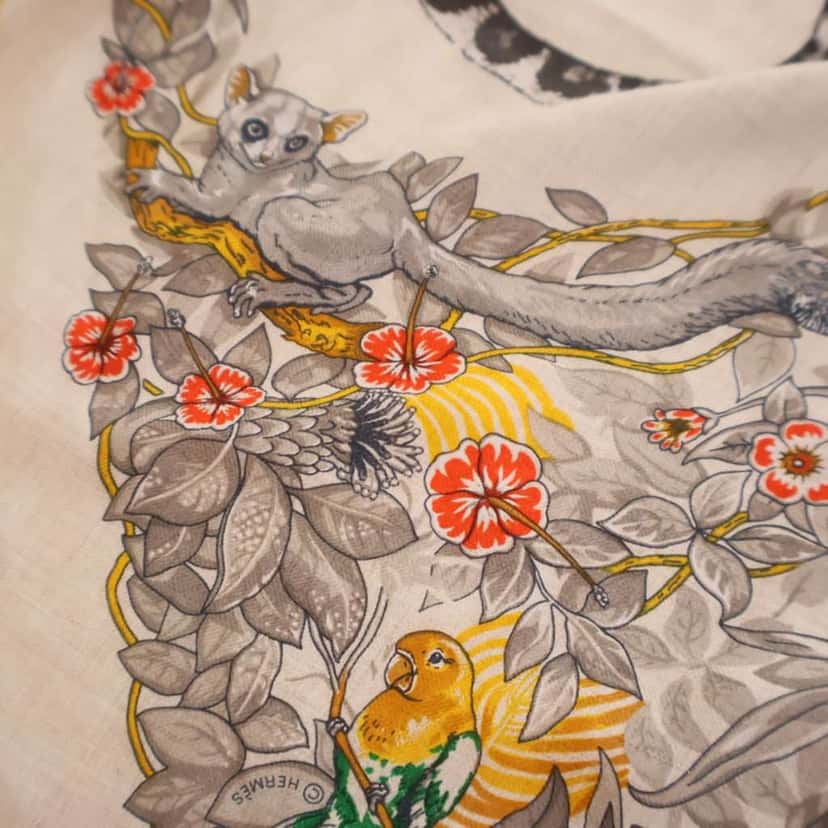 Hermès Jungle Love Cashmere Silk Triangle Scarf Grey Wool Good condition - Model View