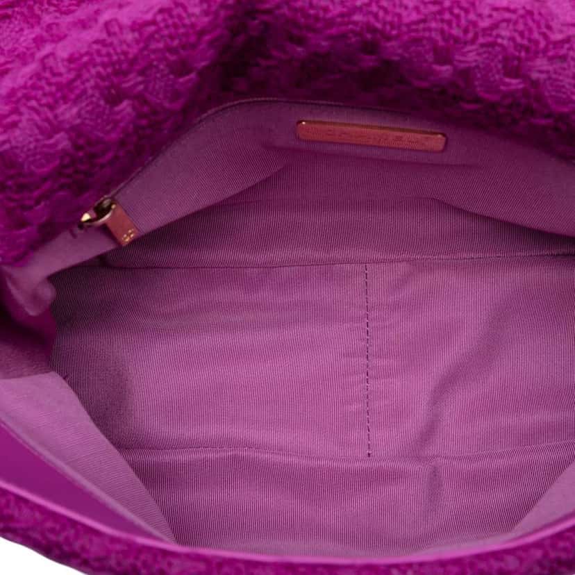 Chanel Large Tweed 19 Flap Purple Tweed Very good condition - Model View