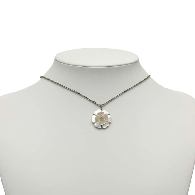 Chanel Resin Shell Camellia Pendant Necklace White Good condition - Model View