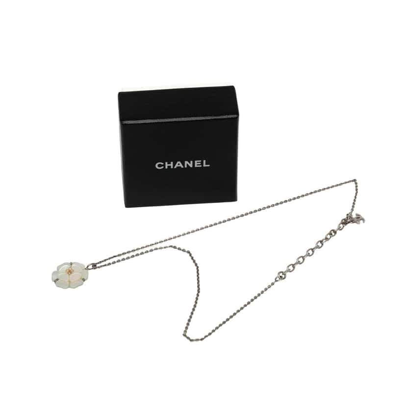 Chanel Resin Shell Camellia Pendant Necklace White Good condition - Box View