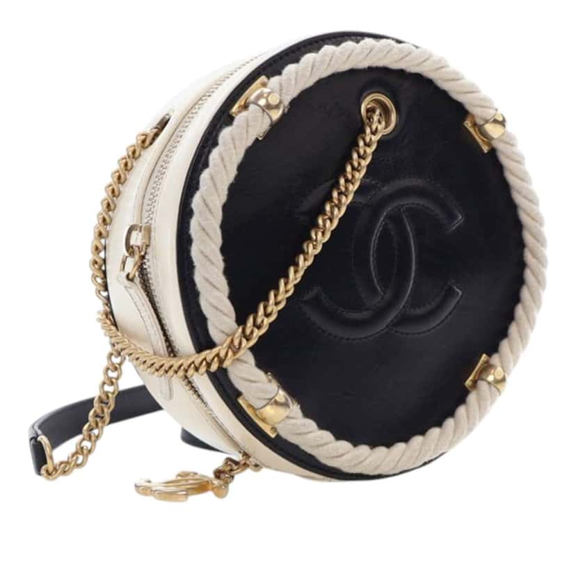 Chanel Crumpled Calfskin En Vogue Round Bag Black Leather Good condition - Back View