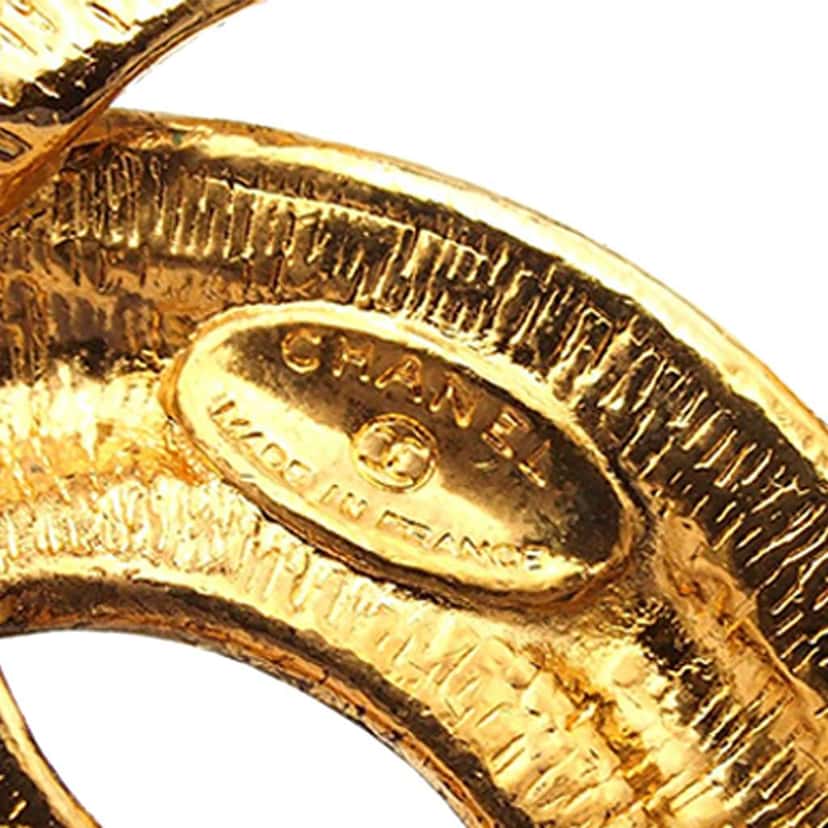 Chanel Gold Plated CC Quilted Brooch Gold Metal Good condition - Model View