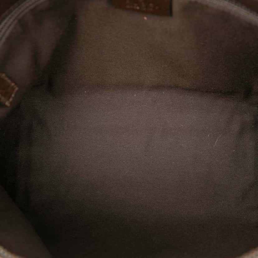 Gucci GG Canvas Crossbody Brown Canvas Good condition - Model View