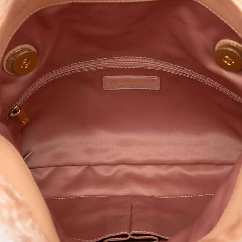 Chanel CC Fantasy Fur Clutch with Chain Pink Very good condition - Model View