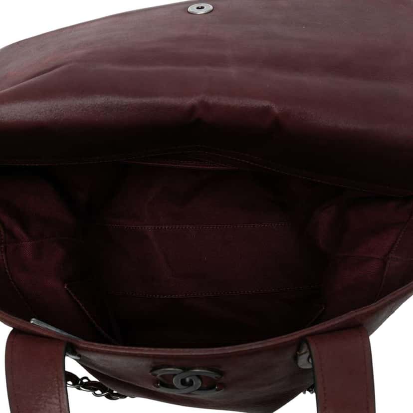 Chanel Iridescent Calfskin In The Mix Portobello Soft Tote Red Leather Good condition - Model View