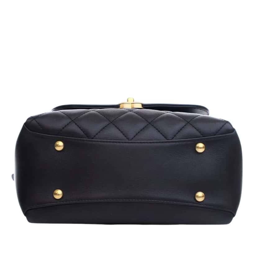 Chanel Quilted Goatskin Side Chain Compartment Flap Black Leather Good condition - Model View