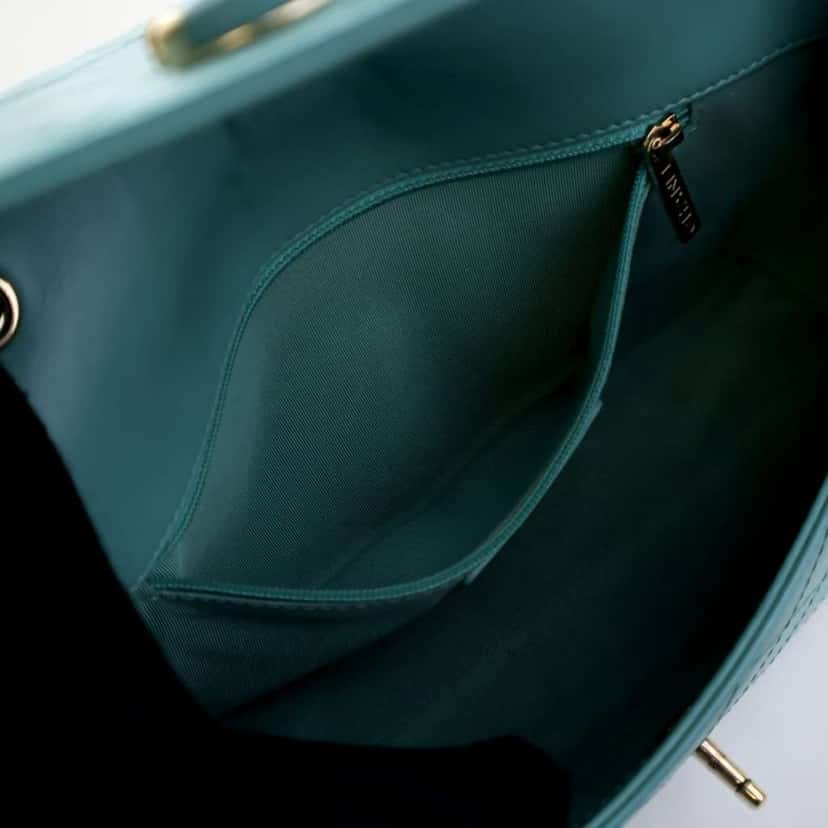 Chanel Medium Stitched Calfskin Covered CC Flap Blue Leather Good condition - Model View