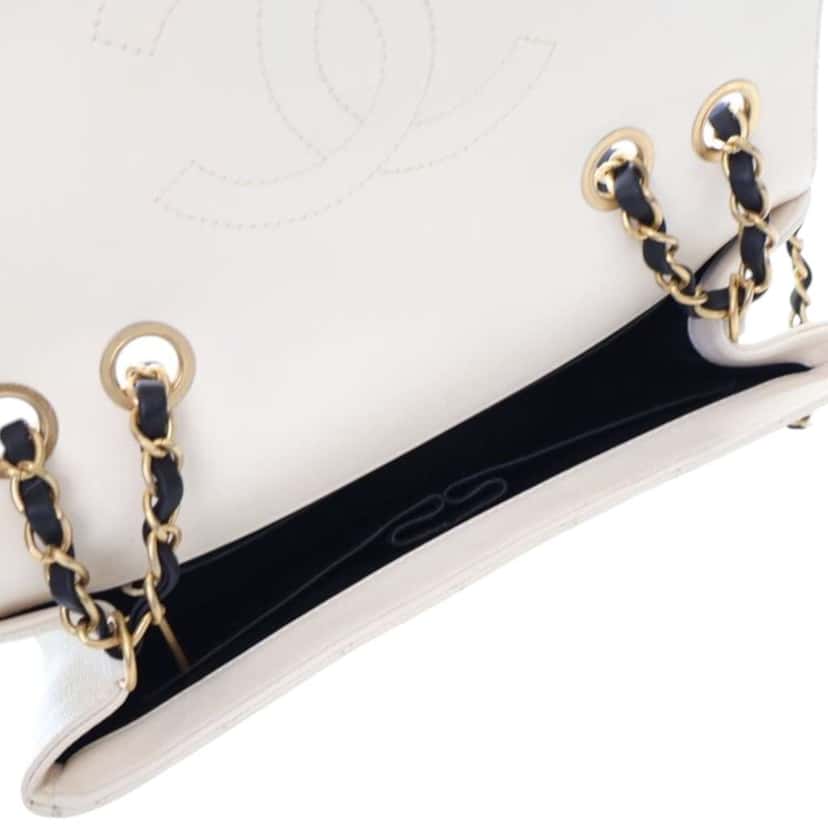 Chanel Medium Bicolor Caviar CC Filigree Flap White Leather Good condition - Model View