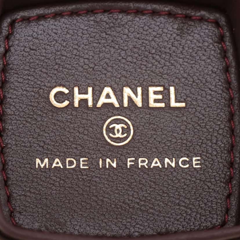 Chanel Quilted Lambskin Make-Up Box Clutch With Chain Black Leather Good condition - Model View