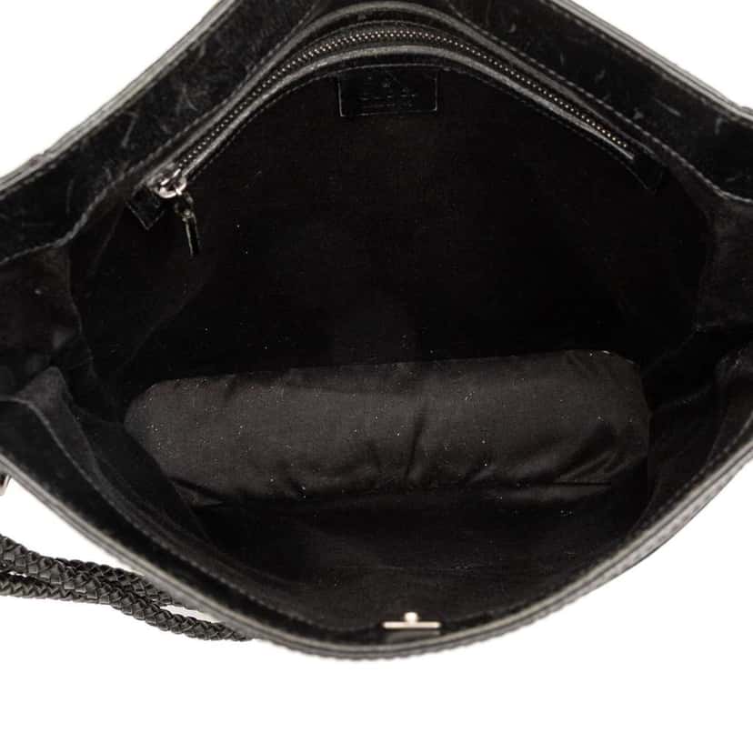 Gucci GG Canvas Crossbody Black Canvas Good condition - Model View