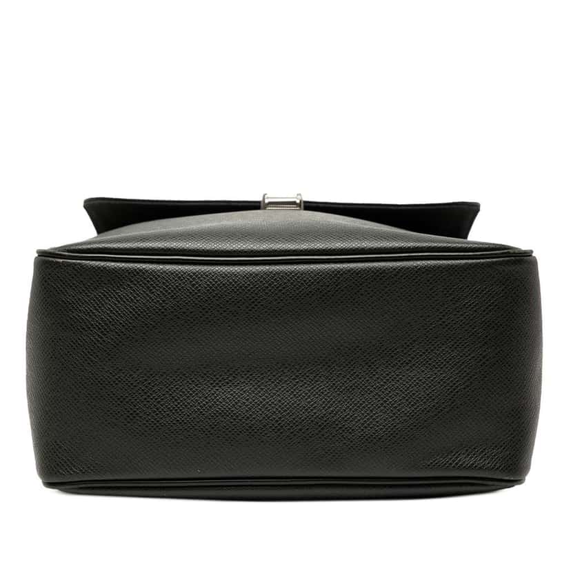 Louis Vuitton Taiga Yaranga Black Leather Good condition - Inside View