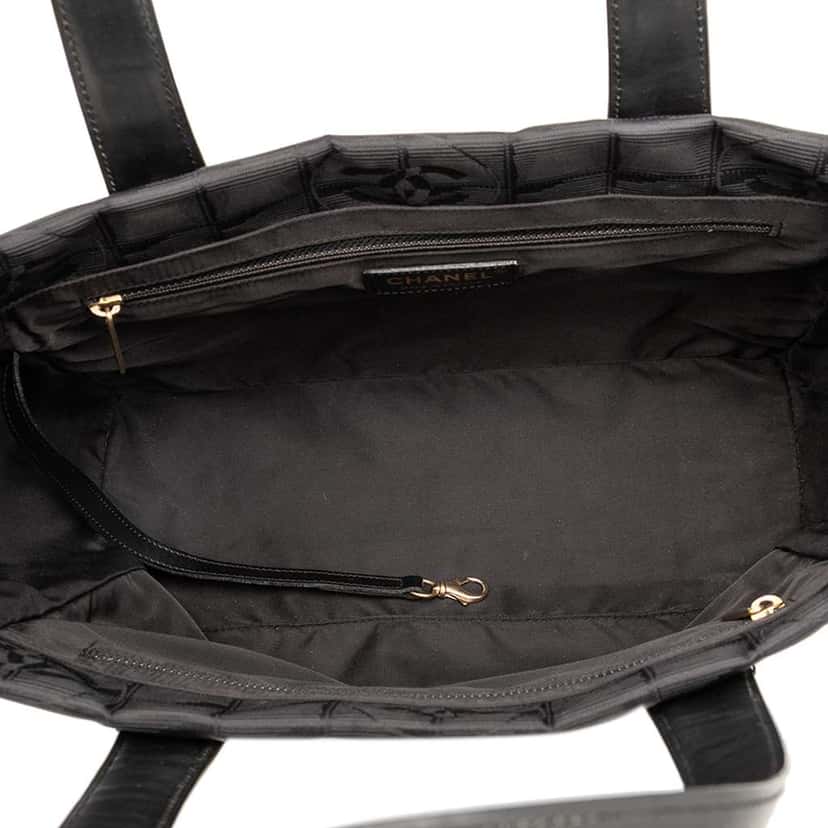 Chanel New Travel Line Nylon Tote Black Good condition - Model View