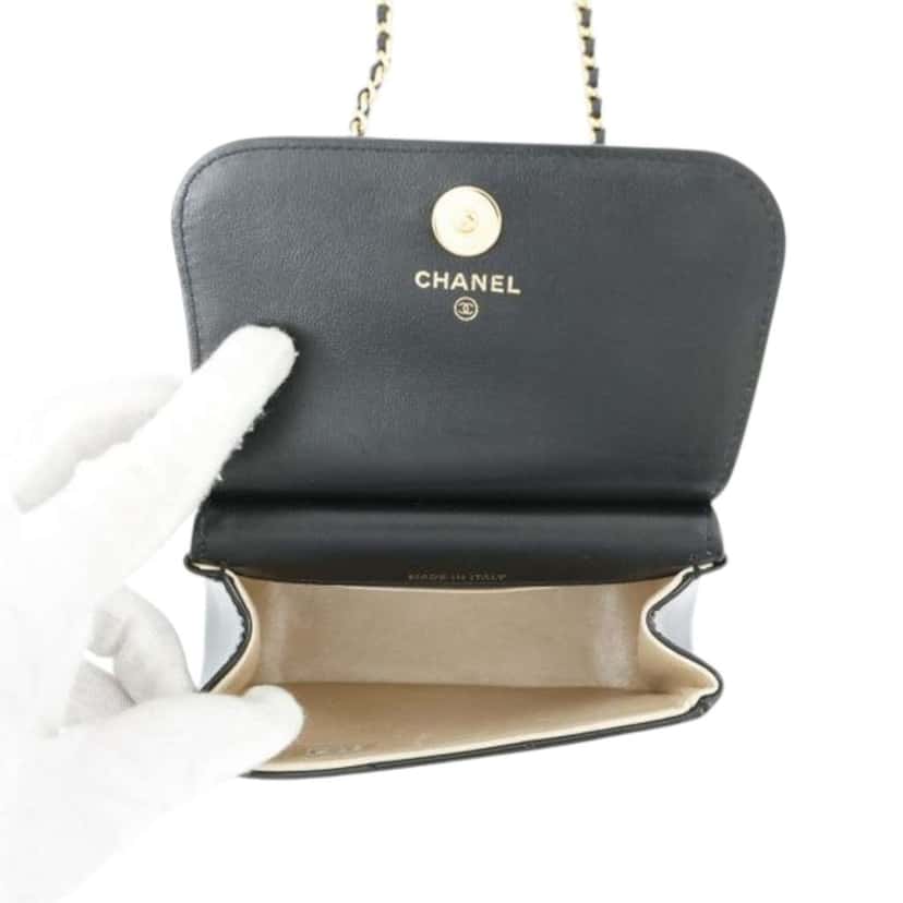 Chanel CC Quilted Patent Frame Flap Clutch with Chain Black Leather Good condition - Model View