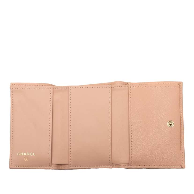 Chanel CC Quilted Caviar Compact Flap Wallet Pink Leather Good condition - Model View