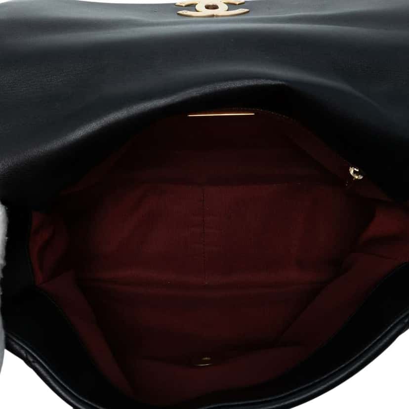 Chanel Large Lambskin 19 Flap Black Leather Good condition - Model View