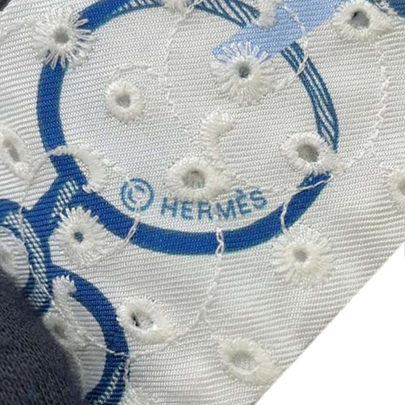 Hermès Do Re Boucles Broderie Anglaise Embroidered Silk Twilly Scarf Blue Silk Very good condition - Box View