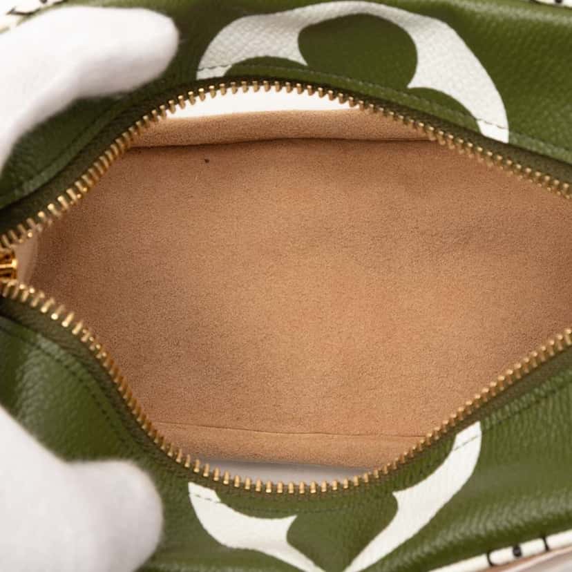 Louis Vuitton Monogram Giant Jungle Beach Pouch Green Good condition - Model View
