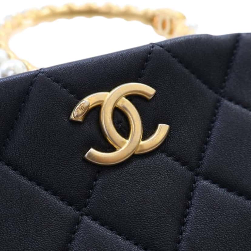 Chanel Quilted Lambskin Pearl Crown Handle Clutch Black Leather Good condition - Box View