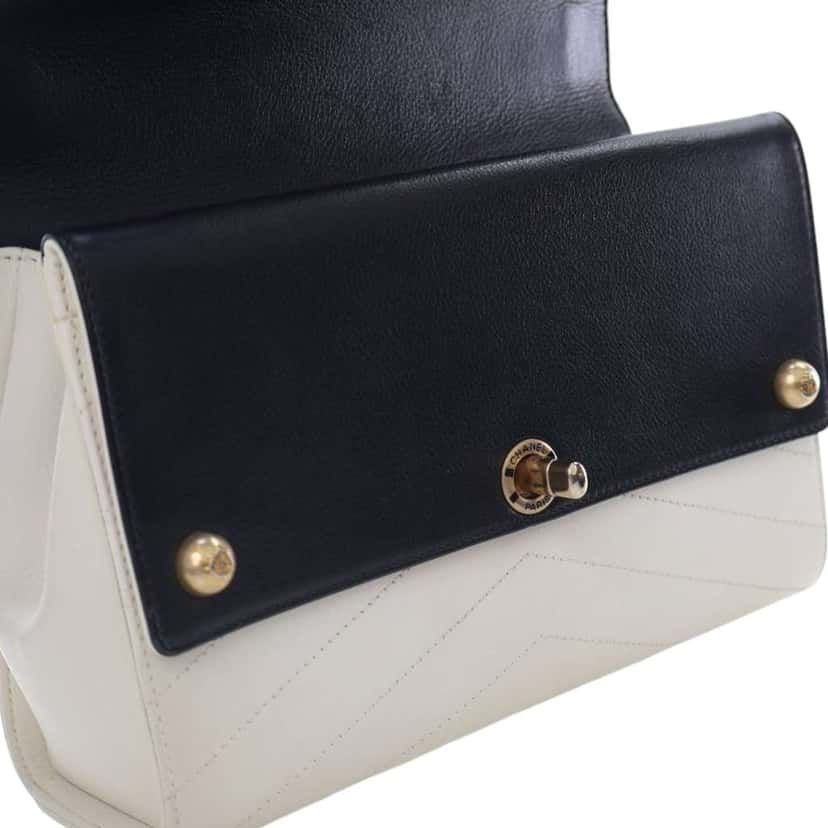 Chanel Medium Chevron Calfskin Casual Trip Flap White Leather Good condition - Box View