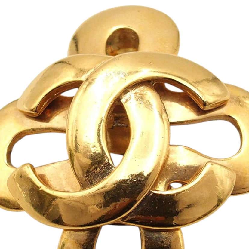 Chanel Gold Plated CC Clover Clip On Earrings Gold Metal Good condition - Model View